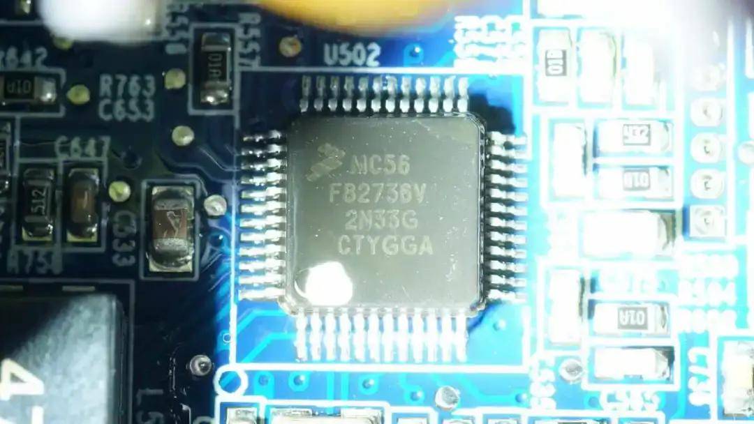 这款户外电源同样内置一颗nxp恩智浦mc56f82736v用于图腾柱pfc控制和