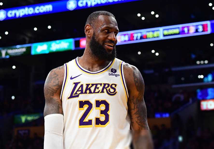 詹姆斯壮志凌云,打破77年nba历史纪录,年仅39岁!