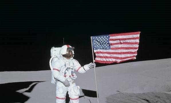 美国登月发现苏联国旗图片