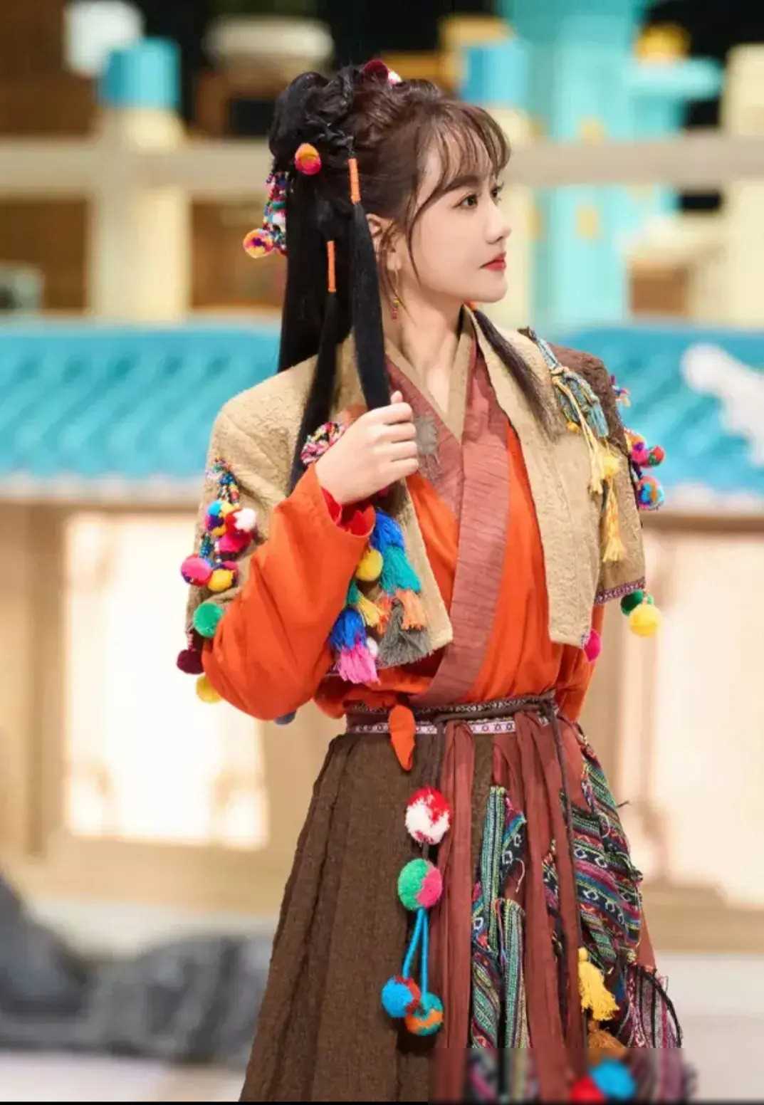 杨蓉演绎多巴胺少女身披彩球展现青春活力