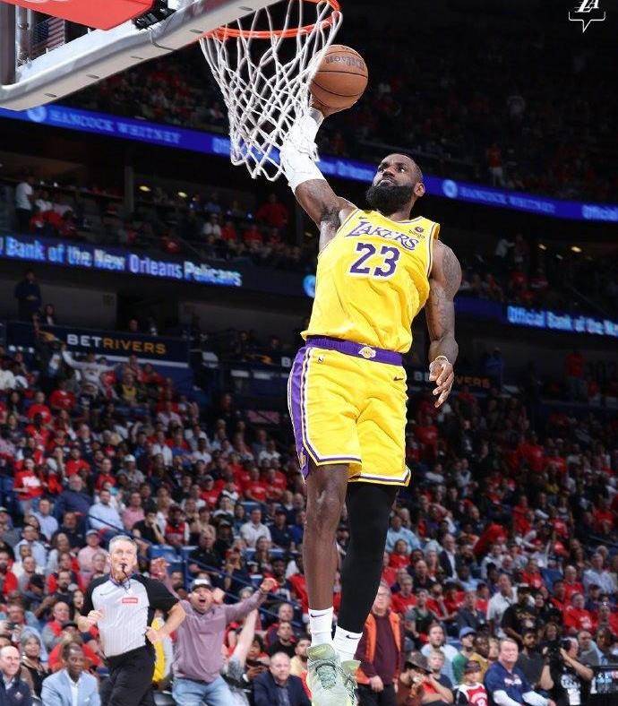 第四节,詹姆斯8投1中,中距离跳投命中.