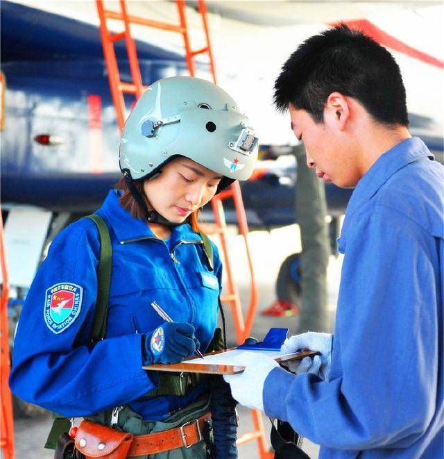 歼击机女飞行员,颜值高到你想不到_训练_空军_女兵