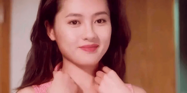 为了焕发生机,在师傅的鼓励下主演了两部三级片《蜜桃成熟时》和《爱