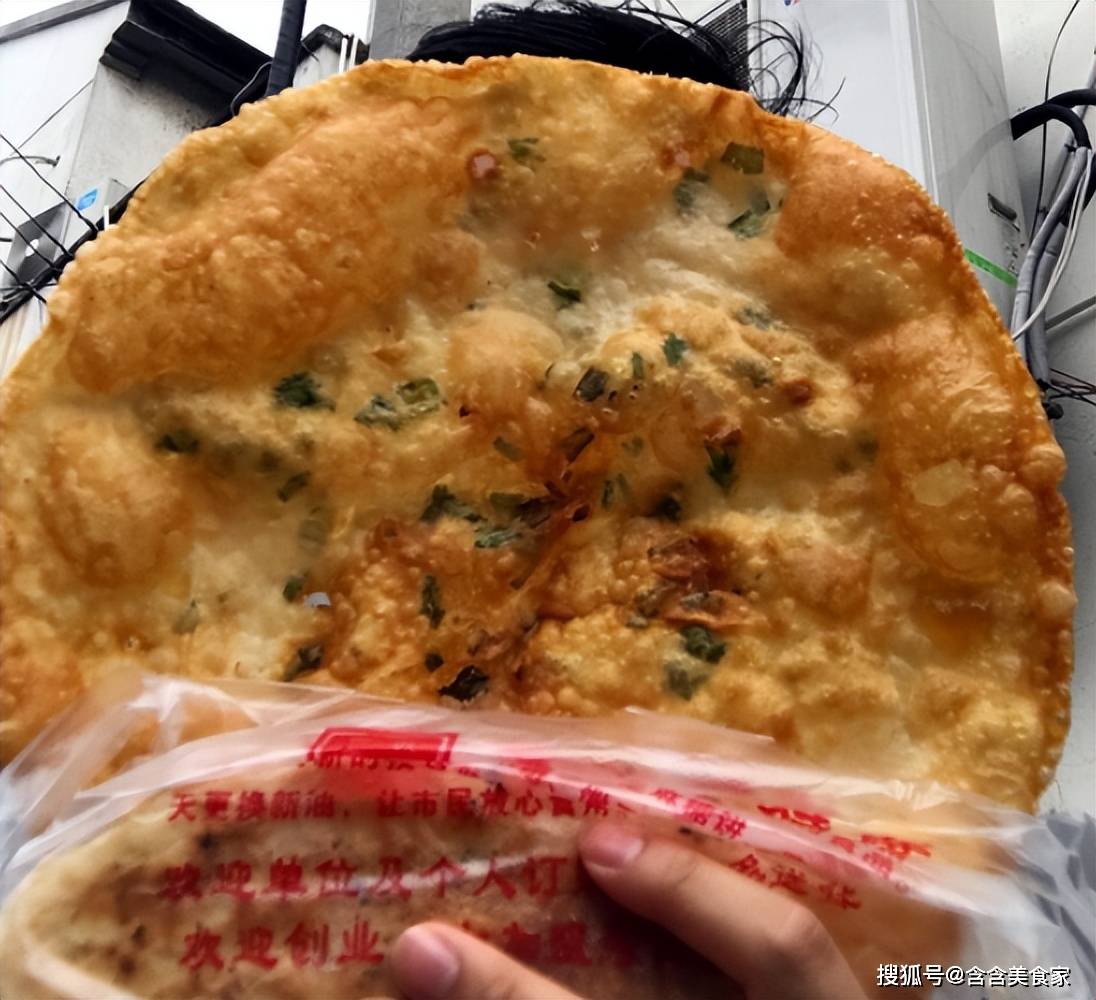 记得儿时,这种面衣饼在苏州的大街小巷随处可见,其制作之法也颇为简单