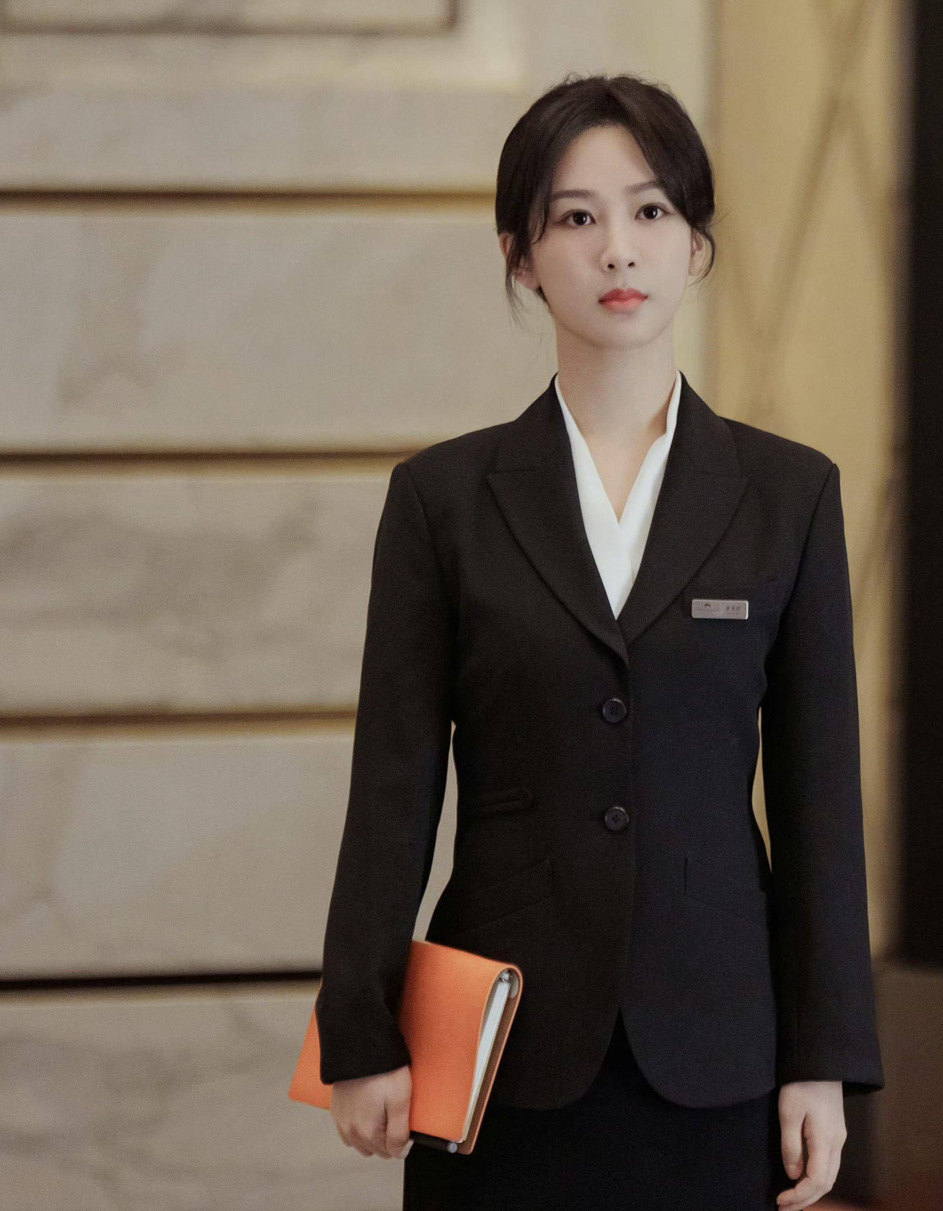 杨紫麦承欢三种风格穿搭,干练职场,随性邻家,活力少女