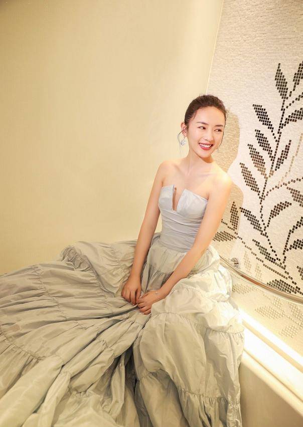 原创童瑶才是穿搭高手穿抹身材长裙大方典雅秀出了匀称曼妙的身姿