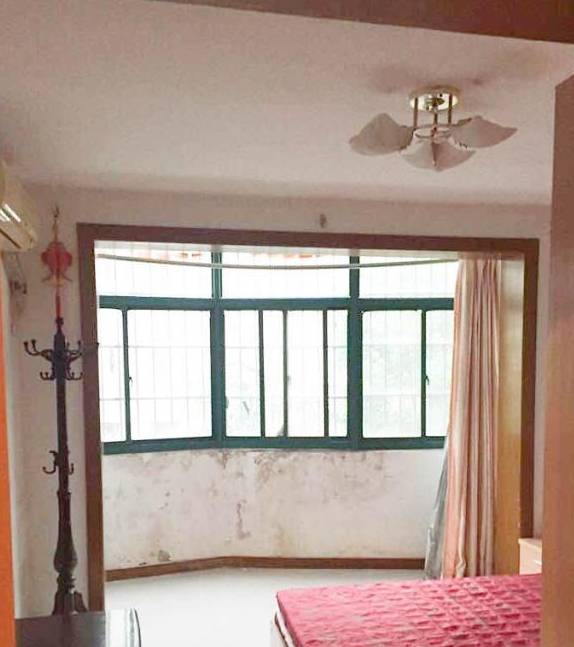 买一套40平二手房,花了5万块翻新,效果很漂亮,现在做梦都在笑