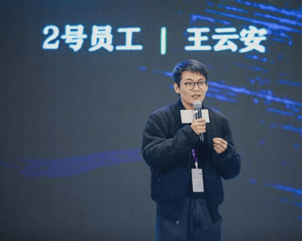 今年一开年,小老板和大名鼎鼎的蜜雪冰城同天向港交所递交了招股书,他