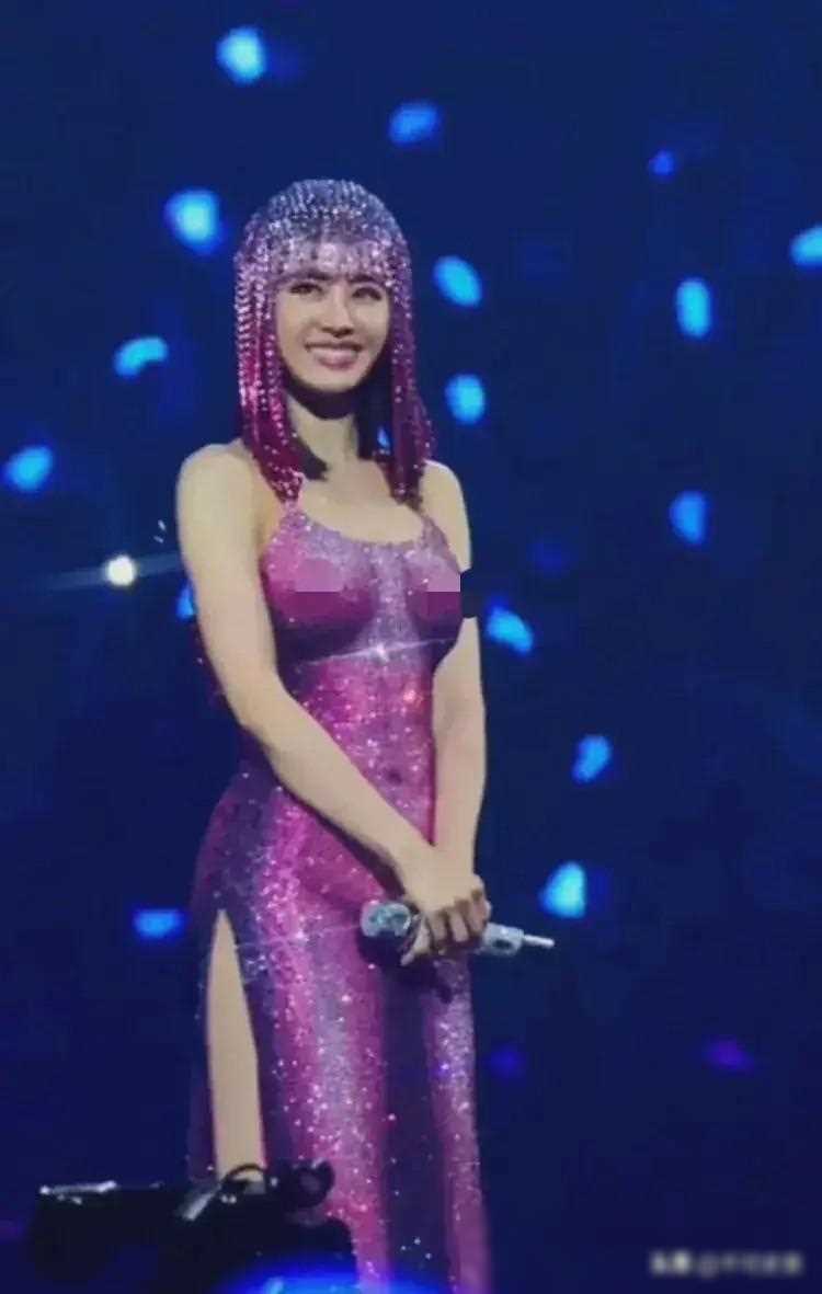 女星演唱会穿搭引发争议,网友看法各异_明星_蔡依林_穿着