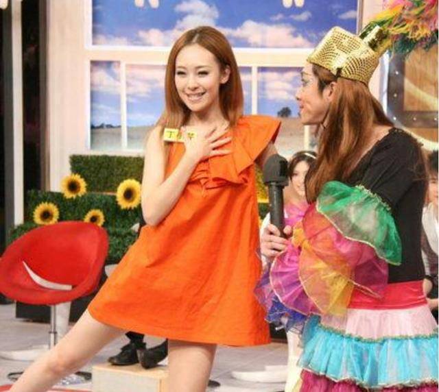 原创台湾女星丁小芹虚荣心作祟成买包狂魔结果从女神成通缉犯包包因为
