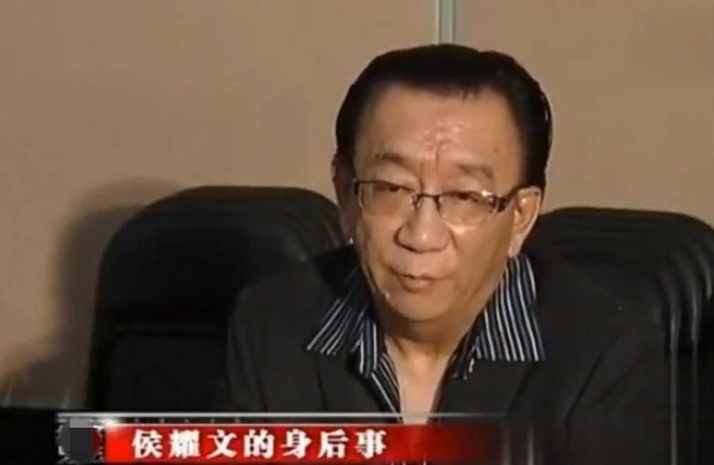 死后4年下葬,继承大战风雨飘摇,但亲情最终战胜一切_侯瓒_侯耀华_女儿