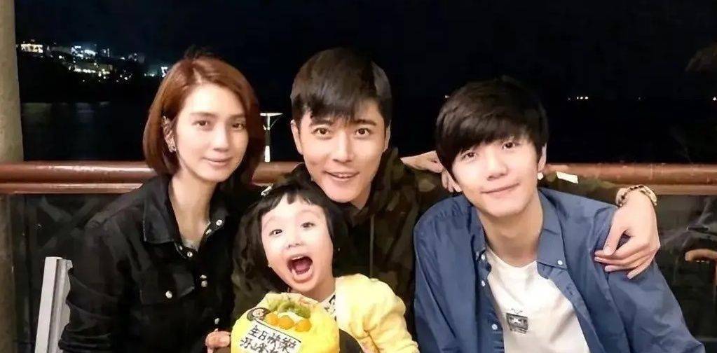 原创洪欣真的好大度跟小10岁老公张丹峰走红毯力破离婚传闻