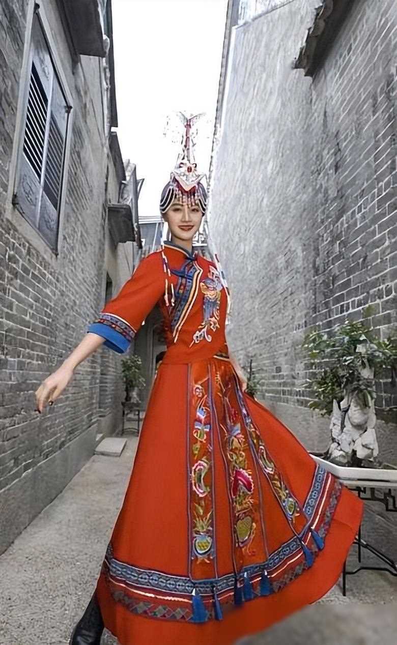 蓝盈莹33岁风采依旧民族服饰亮相引热议腰间赘肉成焦点