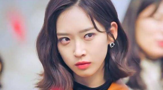 在第二部里,妹妹锡京已经把第一部里那头靓丽的秀发剪掉了,变成了短发