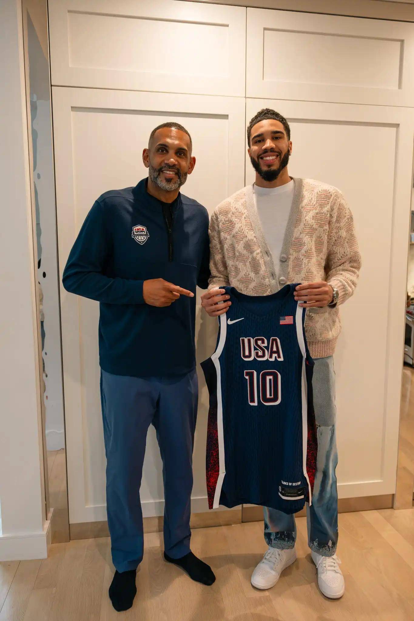 美国男篮12将领取国家队球衣并合影