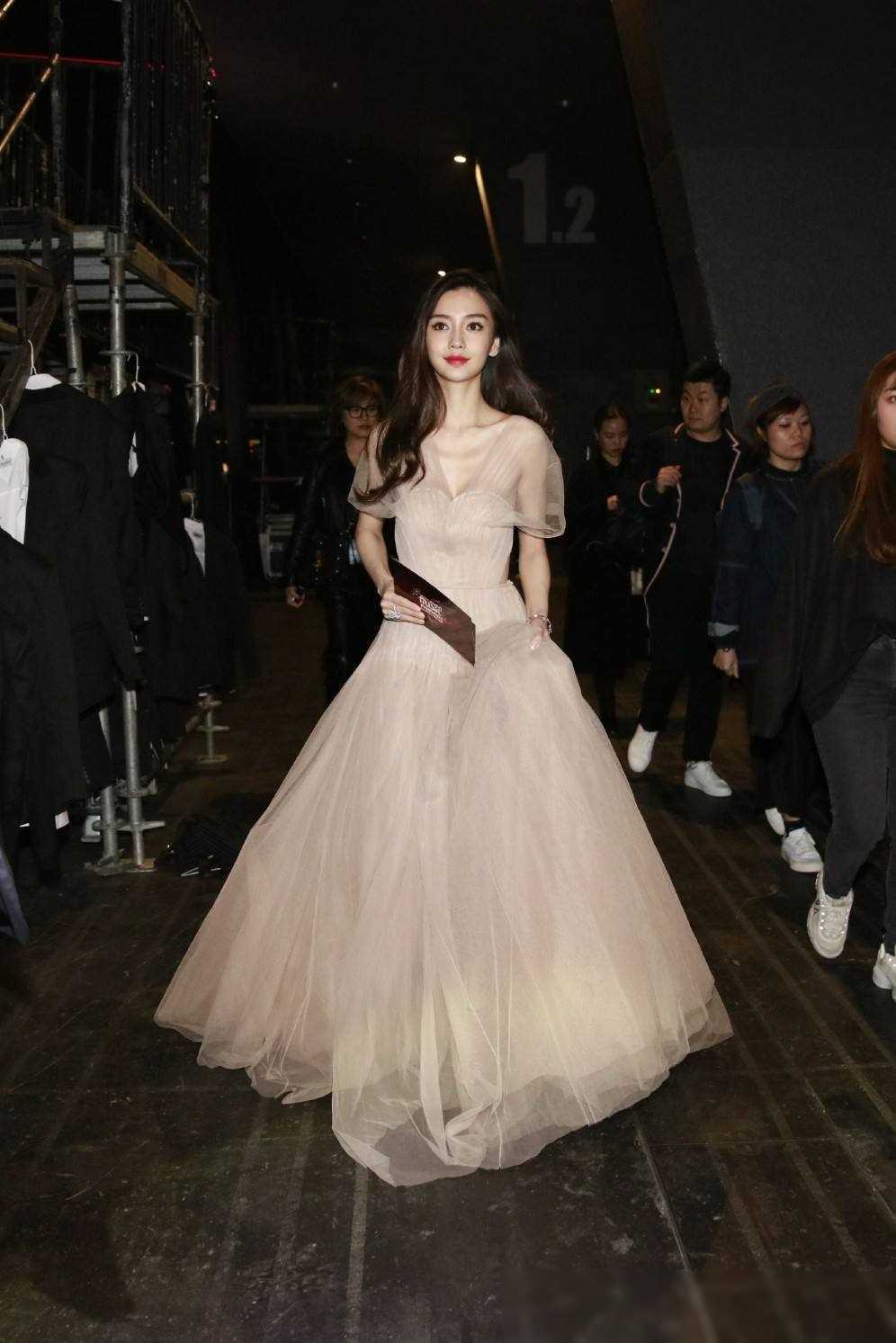 原创金像奖现场baby尴尬一幕被放大引发热议离黄晓明她似乎