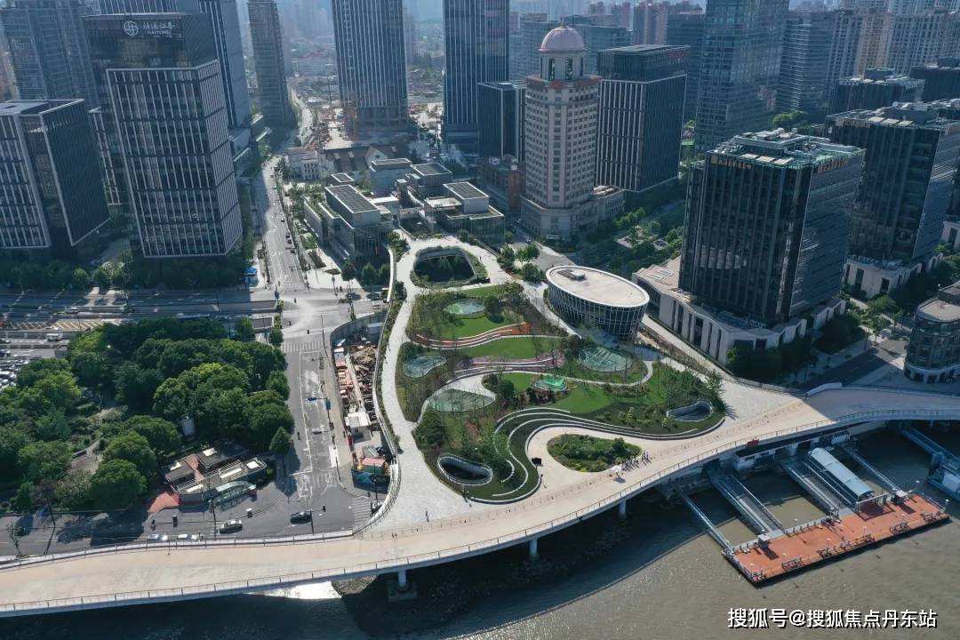 2022上海外滩爆炸图片