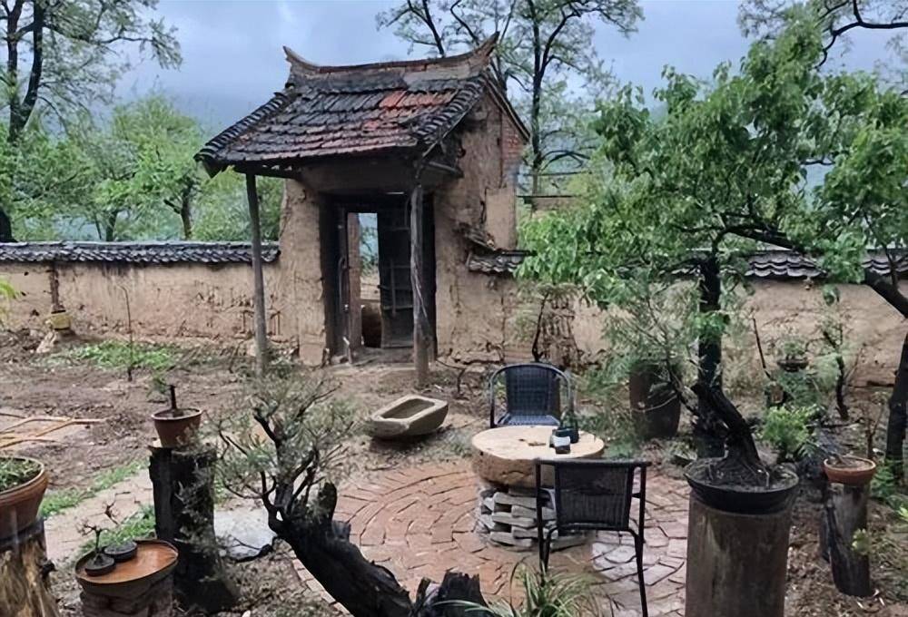 张二冬也没嫌弃,撸撸袖子就开始给这老宅翻新.