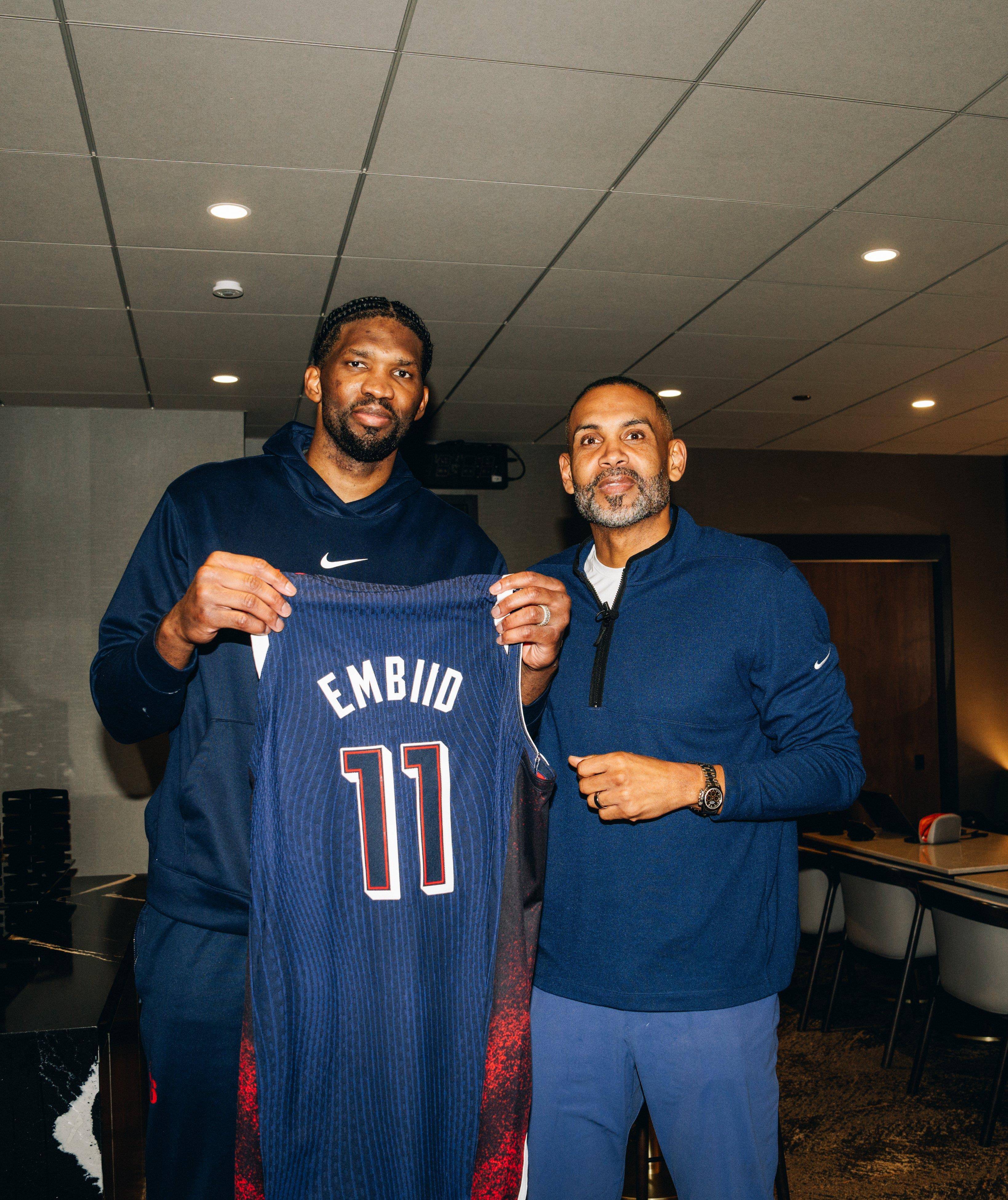 美国男篮官宣奥运名单:杜兰特c位詹库站其身后 众星都笑着展示球衣