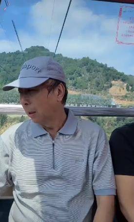 原创冯巩老师坐缆车吓出汗网友还围观拍照场面极其热闹