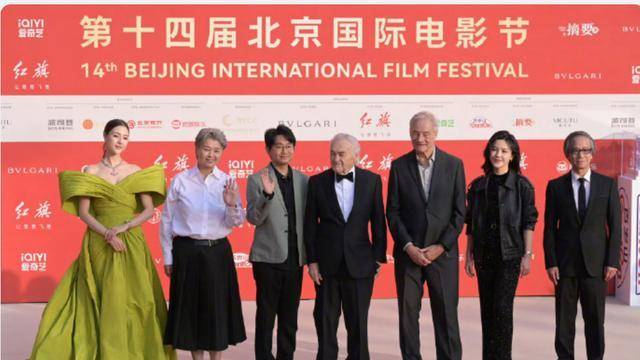北京电影节红毯风采：高圆圆婀娜登场，周也优雅亮相，关晓彤大长腿引注目