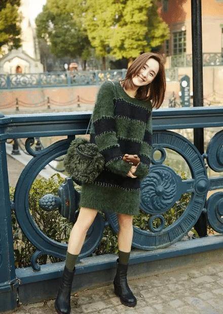 王智身材丰满又敢穿,薄纱连衣裙真空上阵,还在胸前挖空好惊艳