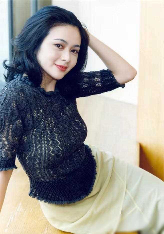 关之琳早年比基尼照引发争议,网友:这才是正常审美观