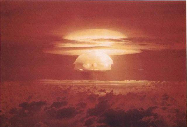 原子弹爆炸时跳入水中能活下来吗看看长崎核爆幸存少女就懂了