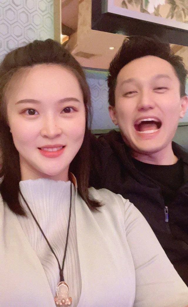 惠若琪发合照,庆结婚纪念日,丈夫搞笑配合_杨臻博