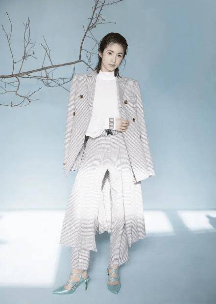 林依晨造型大翻车了,穿"奶奶"连衣裙配凉鞋,羊毛卷显老10岁