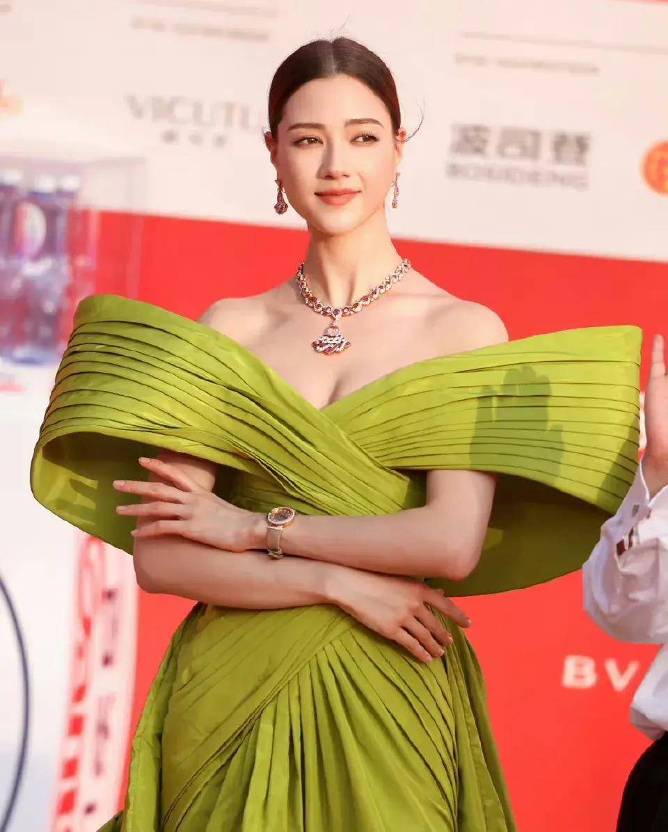 北京国际电影节女明星红毯造型关晓彤打扮土气林志玲甜美