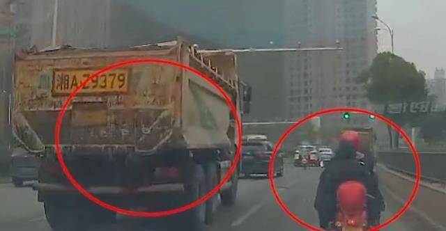 湖南长沙，电动车过路口惨遭渣土车碾压，2人当场死亡，监控曝光-长沙电动车事故赔偿标准是多少