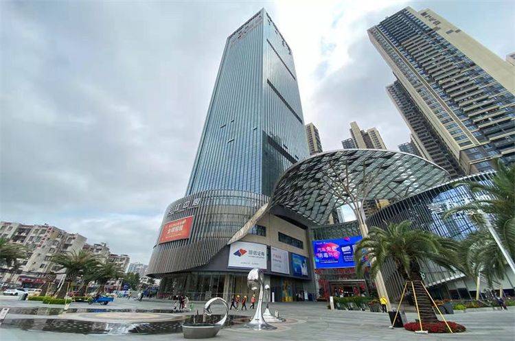 长江中心,坐落于深圳中轴北门户,龙华区人民路与八一路交汇处,总建面