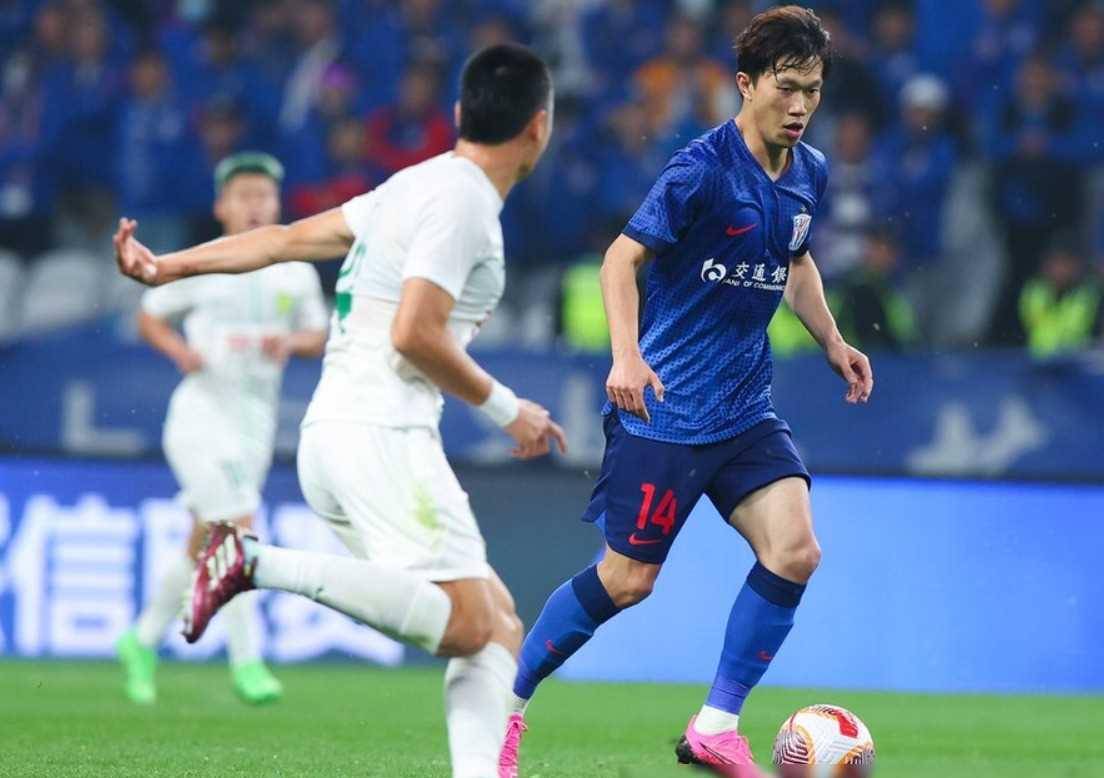 泰山队的逆袭胜利更是证明了足球比赛的不可预测性和魅力所在.