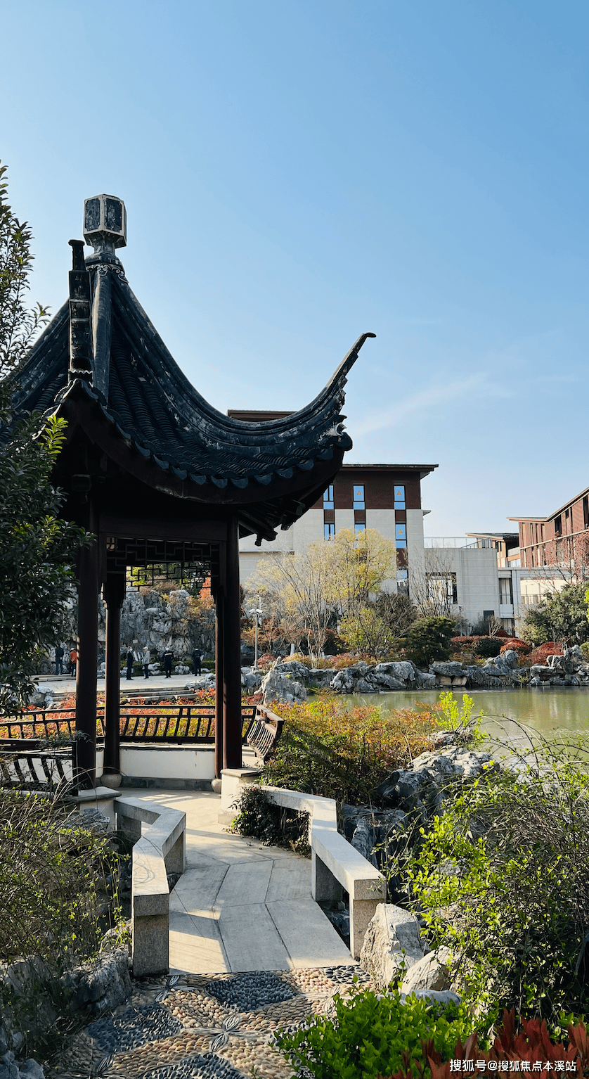 预约一座名叫"融园"的小园林里真水假山,曲径回廊,亭台楼榭,鸟语花香