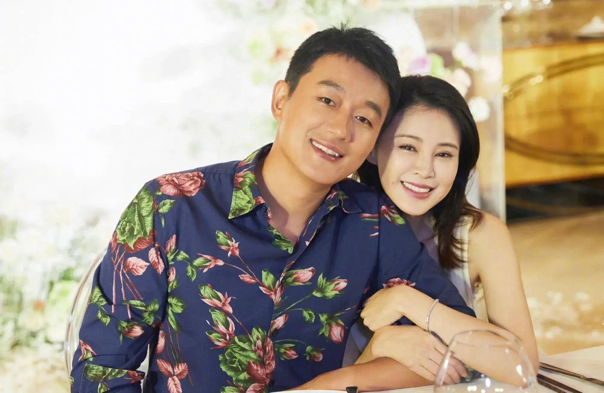 原创佟大为庆祝结婚16周年与关悦喝茶爬山看牡丹两人合影太甜蜜