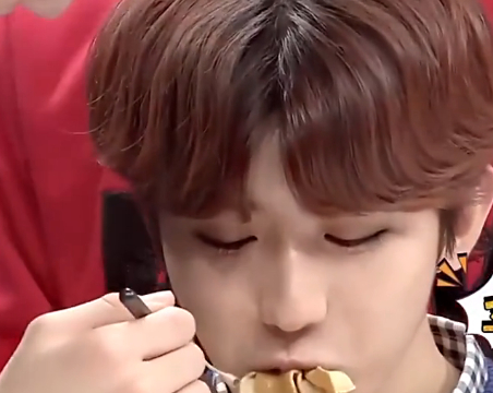 蔡徐坤吃饭照片,室友爆料他一天吃八顿饭,但是就是不胖!