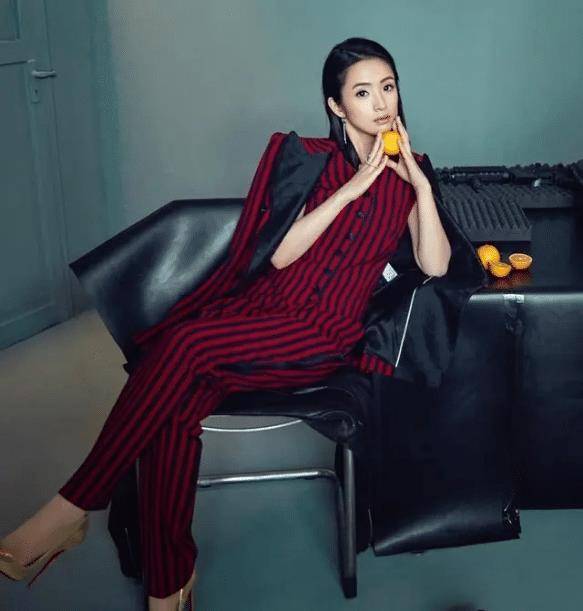 林依晨造型大翻车了,穿"奶奶"连衣裙配凉鞋,羊毛卷显老10岁