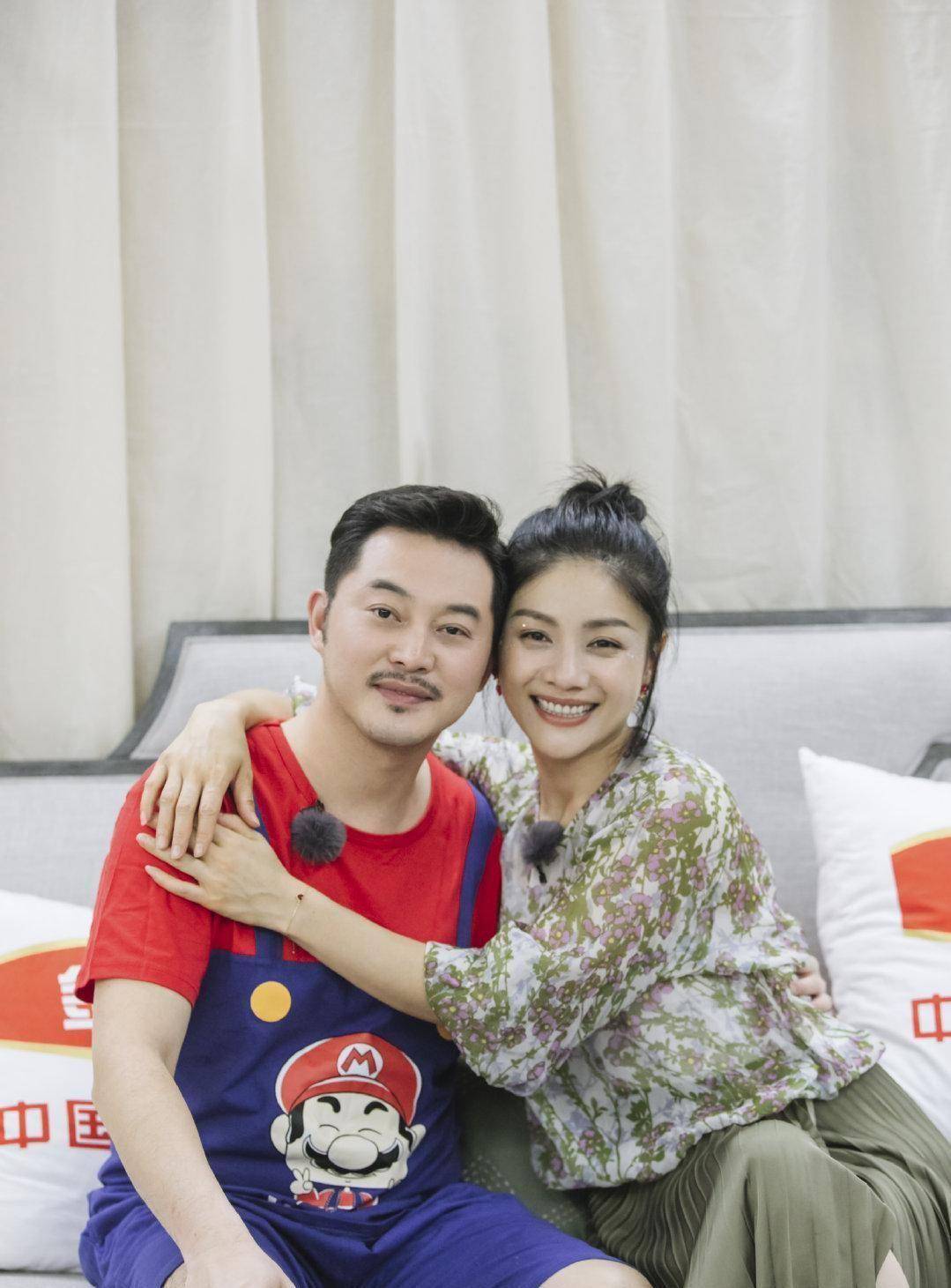 胡可穿粉色印花裙配蝎子辫,亮相《妻子4》,化身"大力美少女"