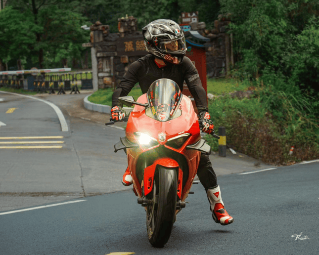 (topdon品牌创始人mike)(mike参与制作的赛车和他的机车)此次合作