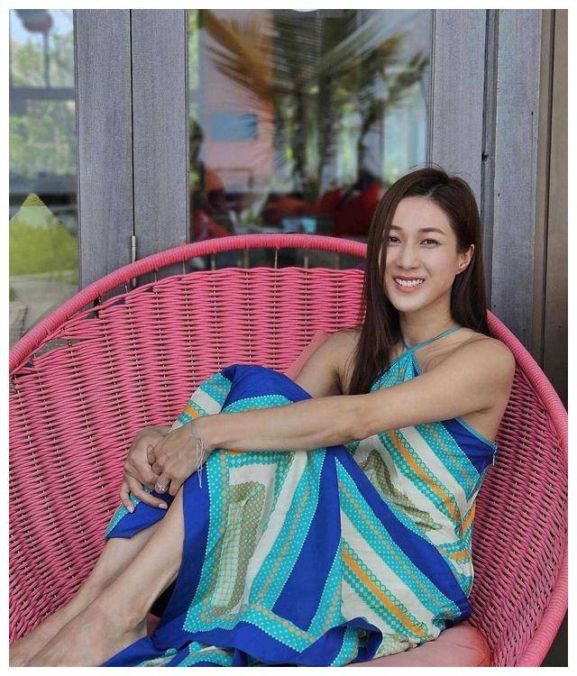 tvb女神钟嘉欣过40岁生日!毛衣裹身毫无明星范,搂3个孩子