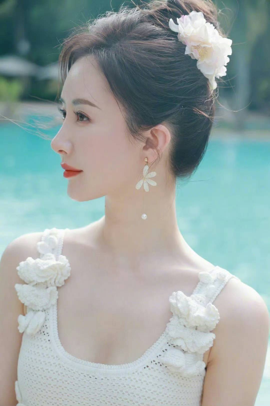 【女神新装】舒畅白色镂空吊带连衣裙惊艳亮相,美到窒息!