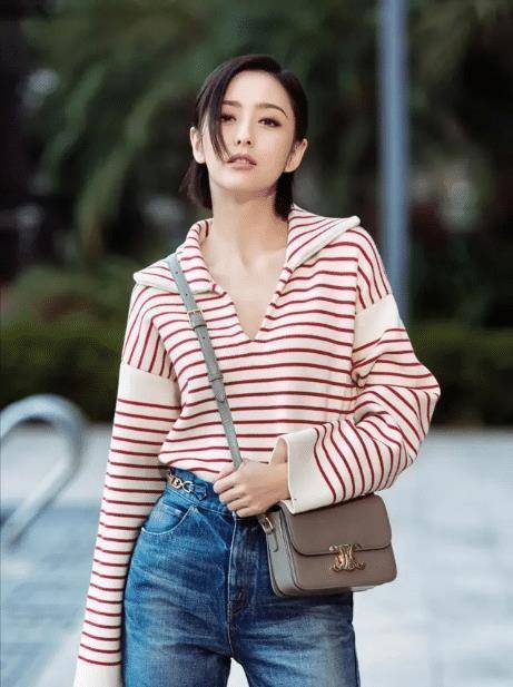 佟丽娅终于放开,穿深v连衣裙还要开叉到大腿,虽不丰满但比例优越