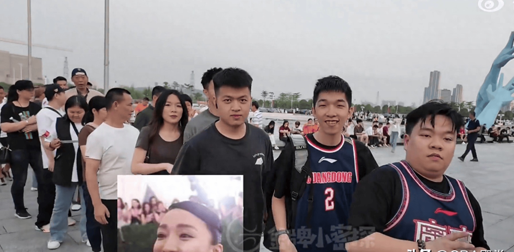 这时,关鑫强调:上一次是阿联退役的时候. 这句话一语中的.