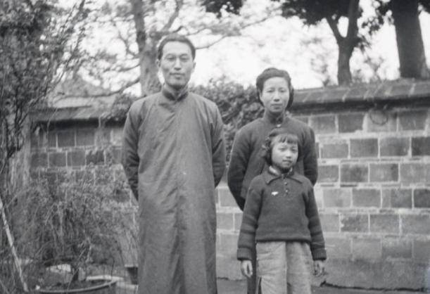 当中有一个原因,梁启超和他的老师康有为,一直在媒体上公开宣传中国要