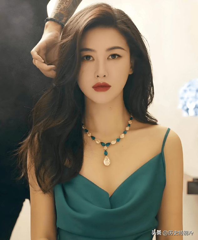 李小冉的胸,闫妮的腿,殷桃的腰,这6位中年女星性感起来迷死人
