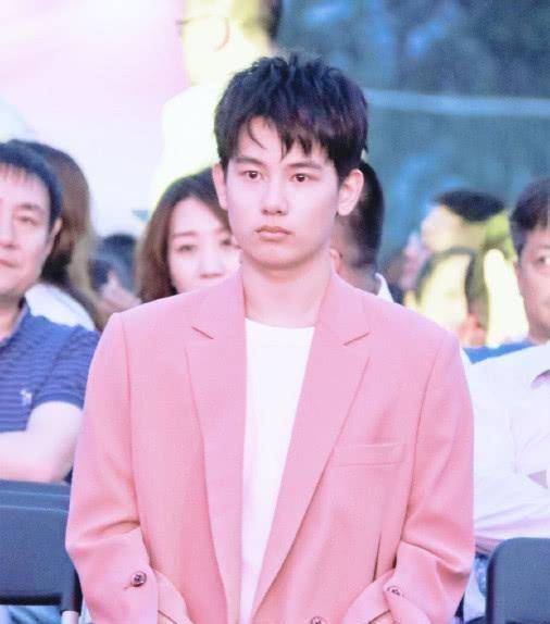 胡先煦被传分手后,女方晒照,网友:这么好看的女孩谁不要谁可惜