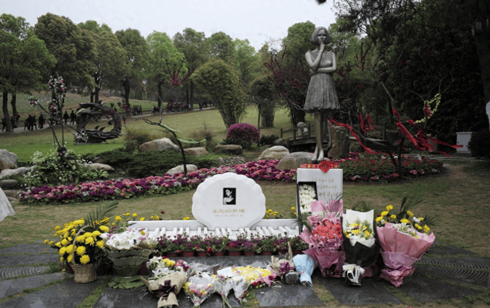 从相关消息中也能看出,姚贝娜墓地在武汉石门峰纪念公园,周围环境清幽