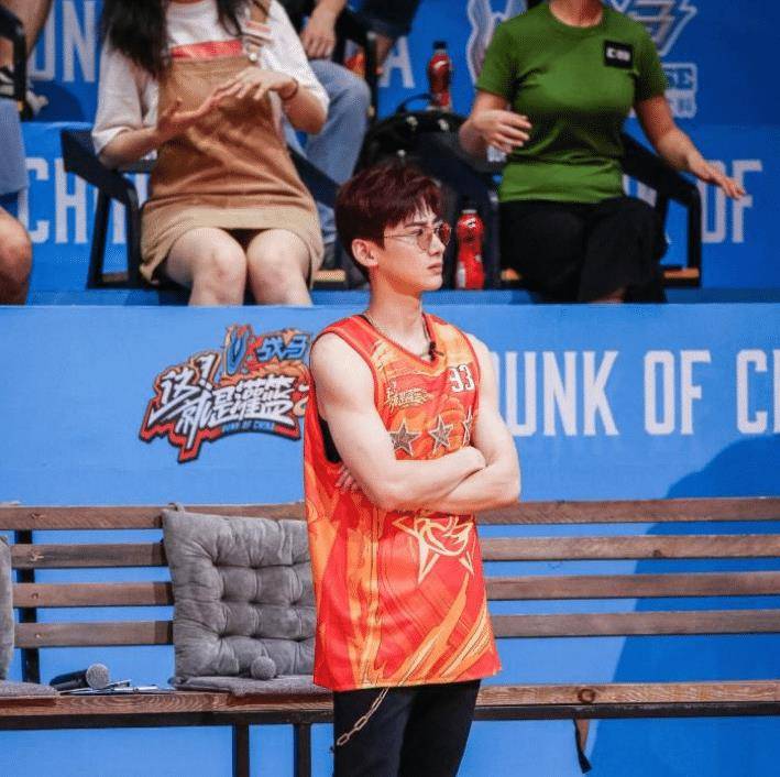 原创白敬亭的好心喂了狗在节目上送给学员的偶像球鞋却被对方挂闲鱼