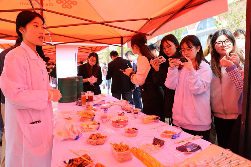 潍坊食品科技职业学院首届校园美食节拉开帷幕